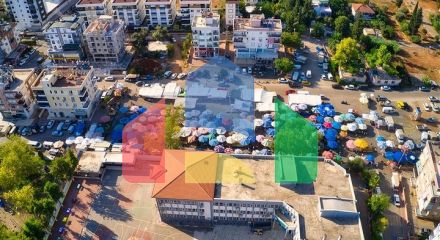 Нова комплексна будівля в центрі міста Анталії