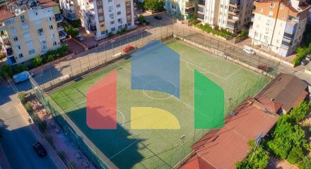 Нова комплексна будівля в центрі міста Анталії