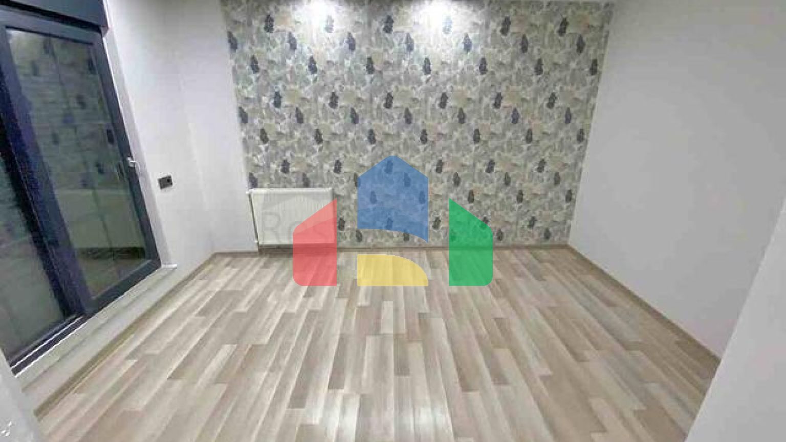 Нова комплексна будівля в центрі міста Анталії