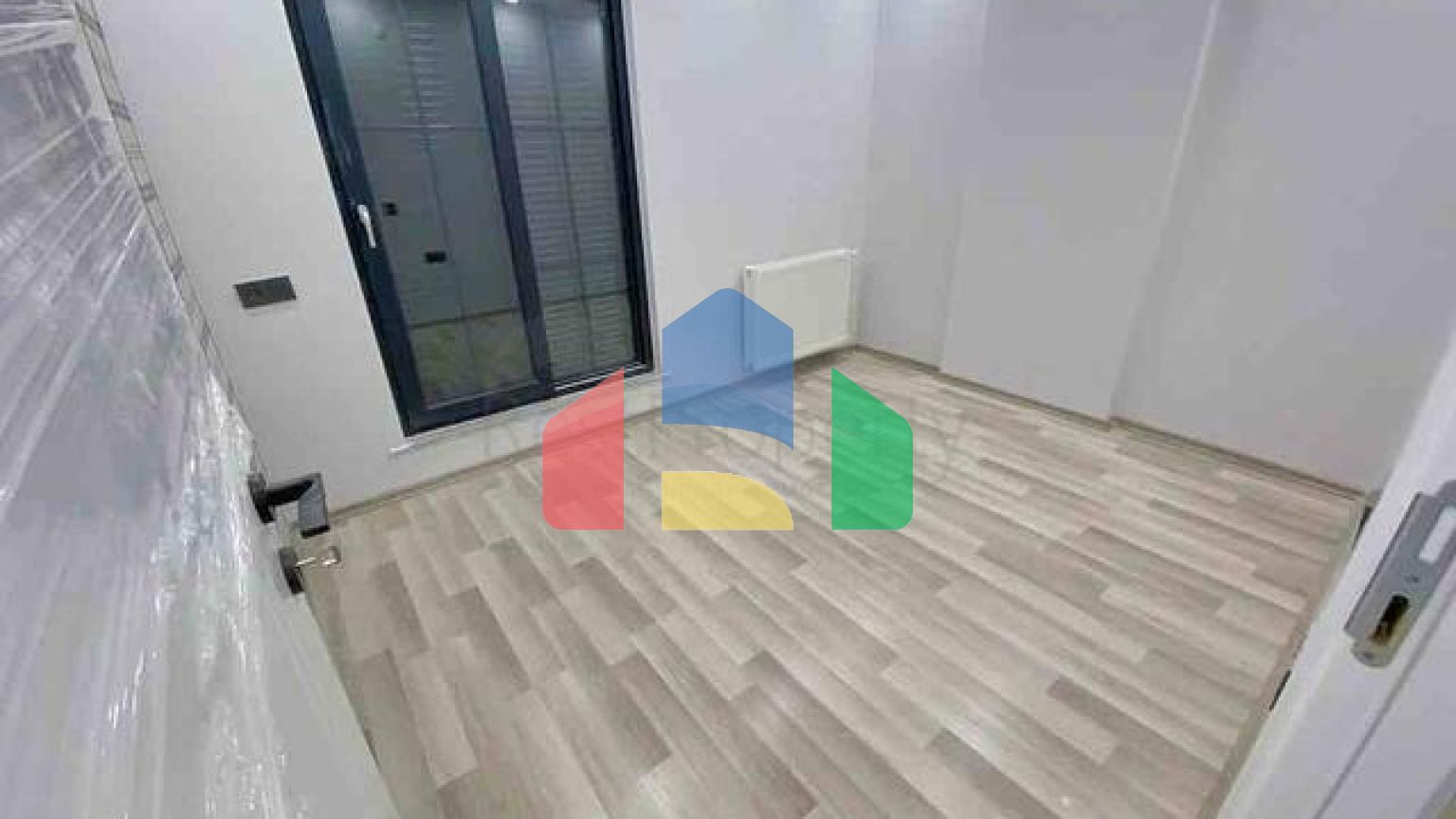 Нова комплексна будівля в центрі міста Анталії