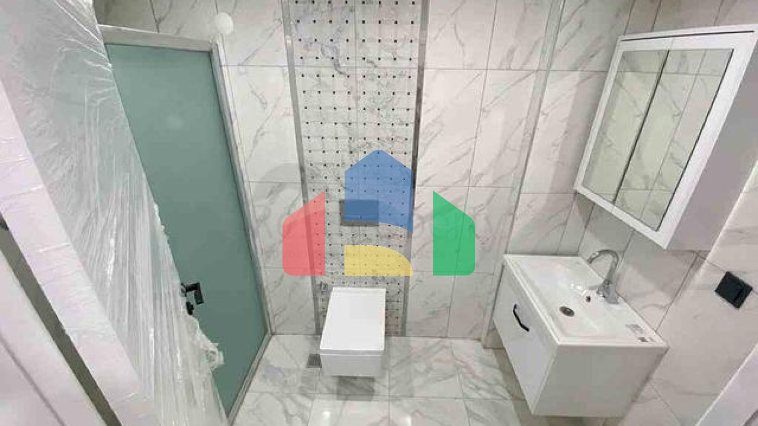 Нова комплексна будівля в центрі міста Анталії