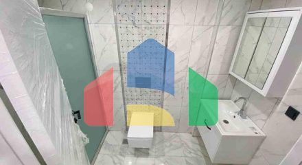 Нова комплексна будівля в центрі міста Анталії