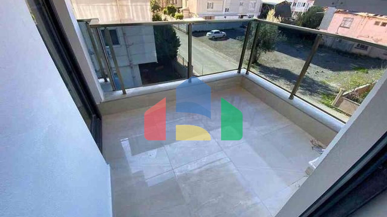 Нова комплексна будівля в центрі міста Анталії