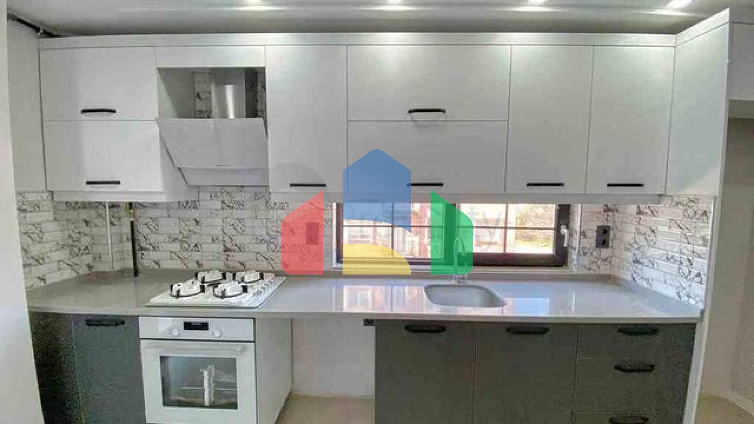 Нова комплексна будівля в центрі міста Анталії