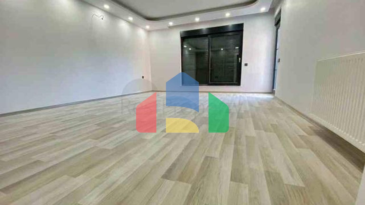 Нова комплексна будівля в центрі міста Анталії