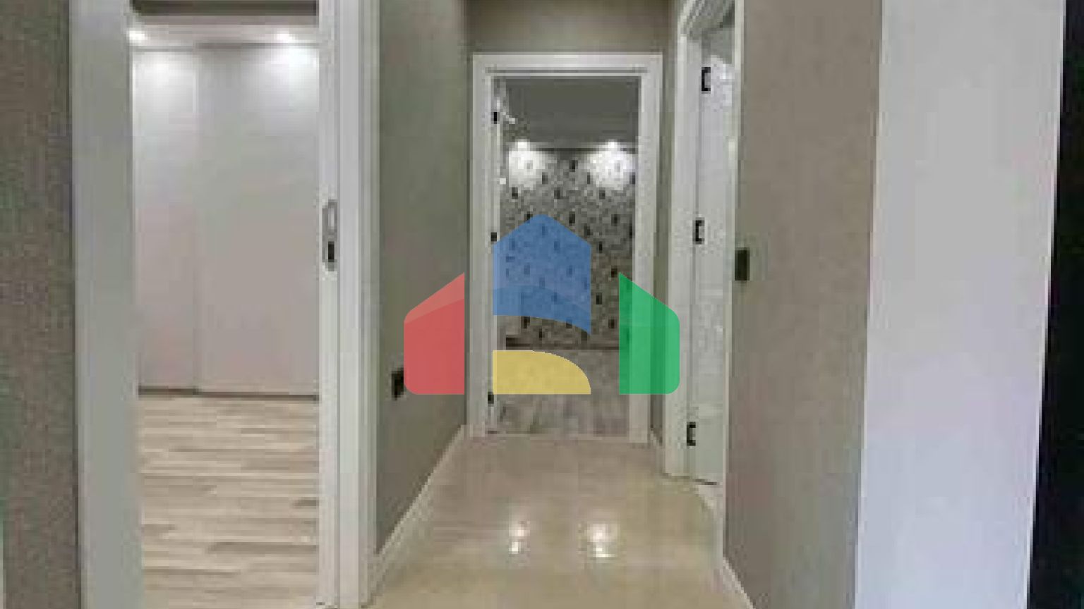 Нова комплексна будівля в центрі міста Анталії