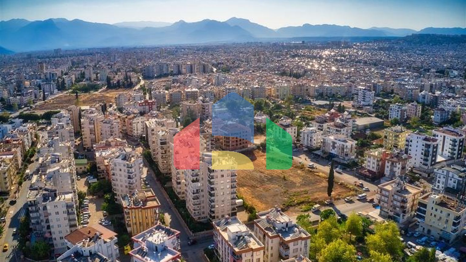 Нова комплексна будівля в центрі міста Анталії