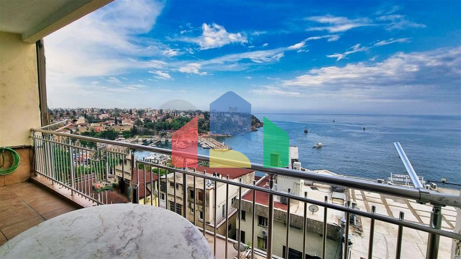 Квартира планировки 3+1 в центре города Анталия