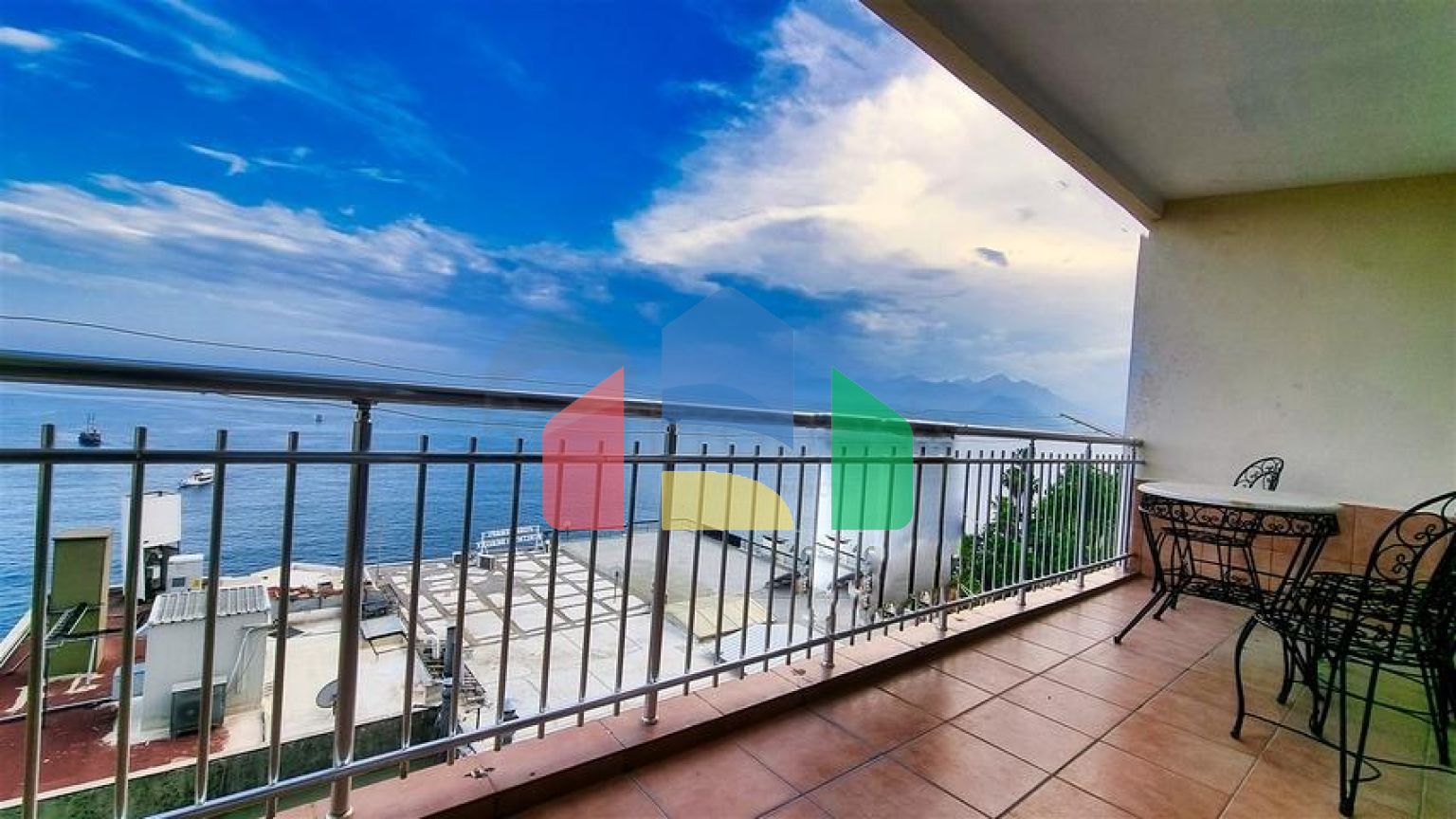 Квартира планировки 3+1 в центре города Анталия