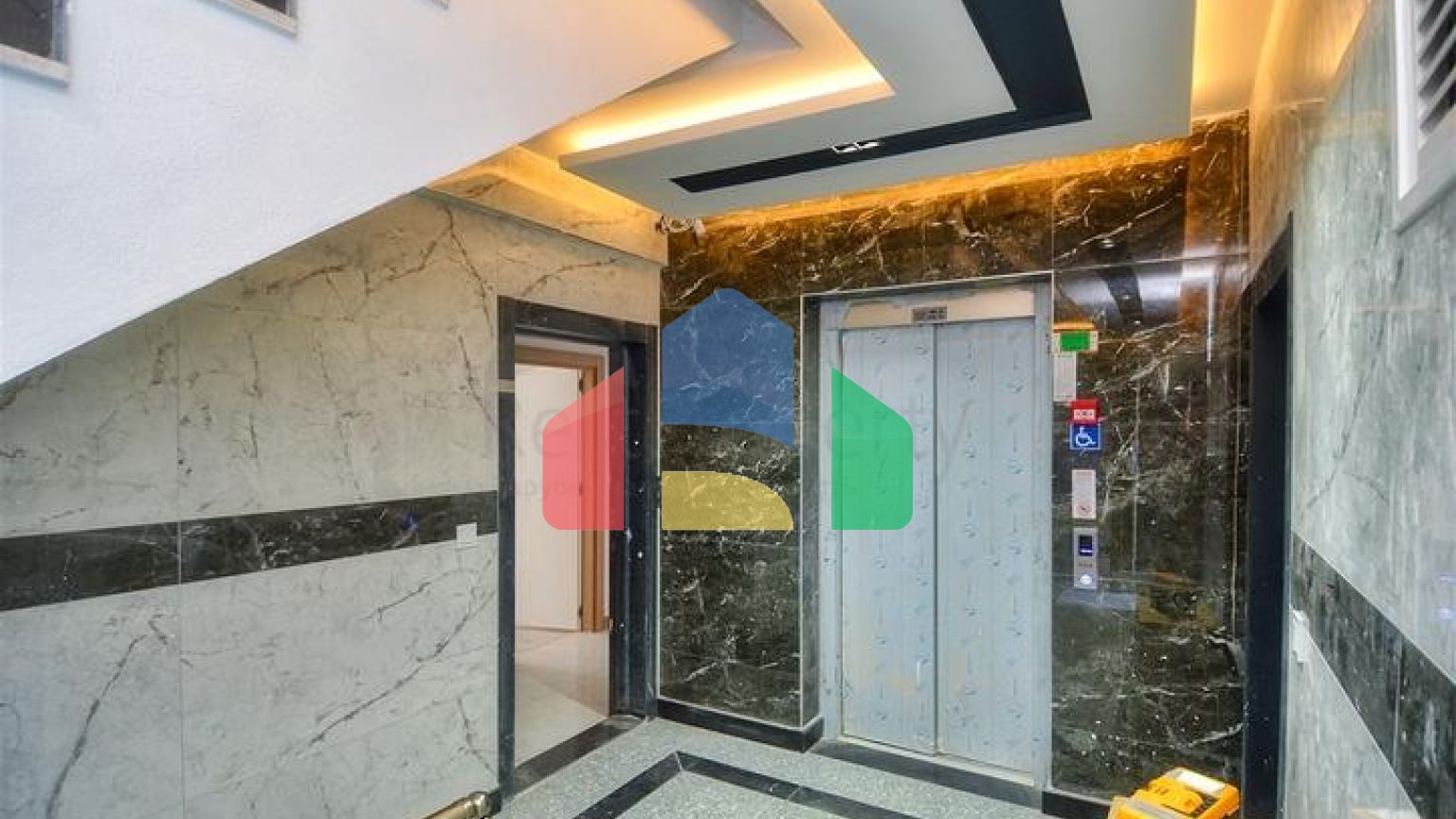 Квартира планування 6 + 1 в центрі міста Анталії