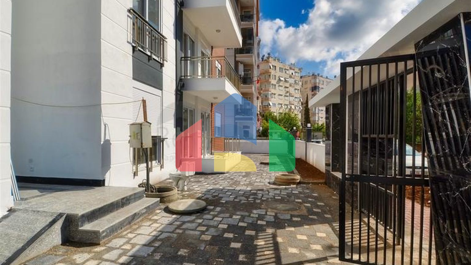 Квартира планування 6 + 1 в центрі міста Анталії