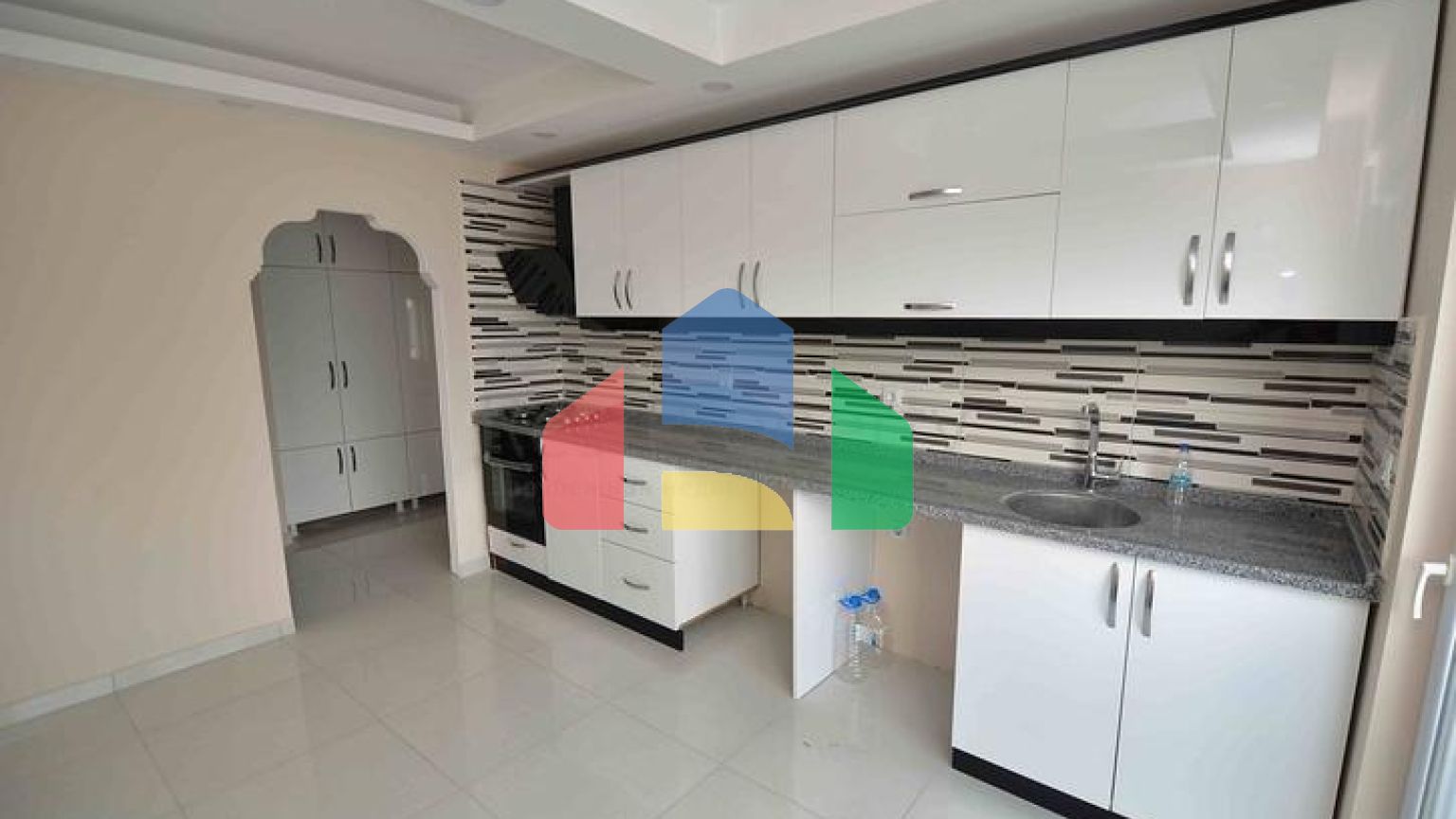 Простора квартира планування 3 + 1 в центрі міста Анталія