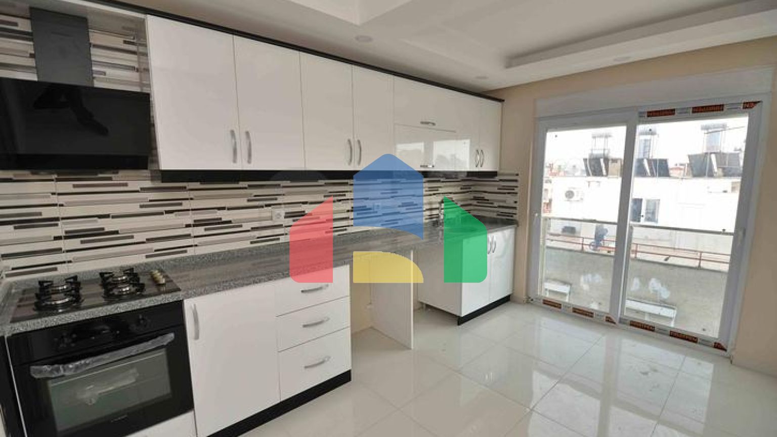 Простора квартира планування 3 + 1 в центрі міста Анталія