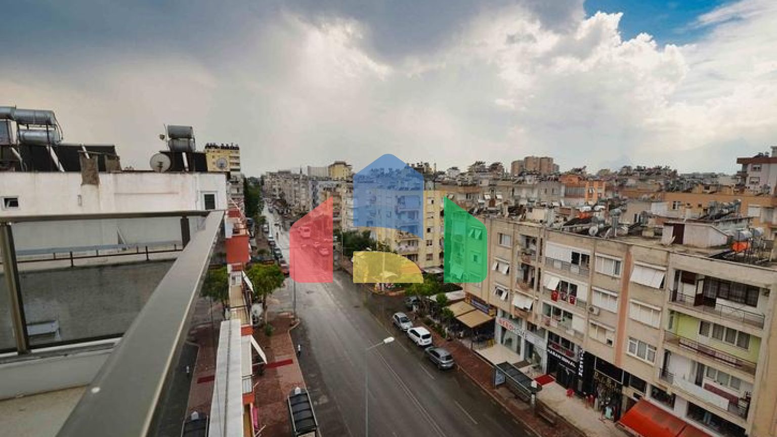 Простора квартира планування 3 + 1 в центрі міста Анталія