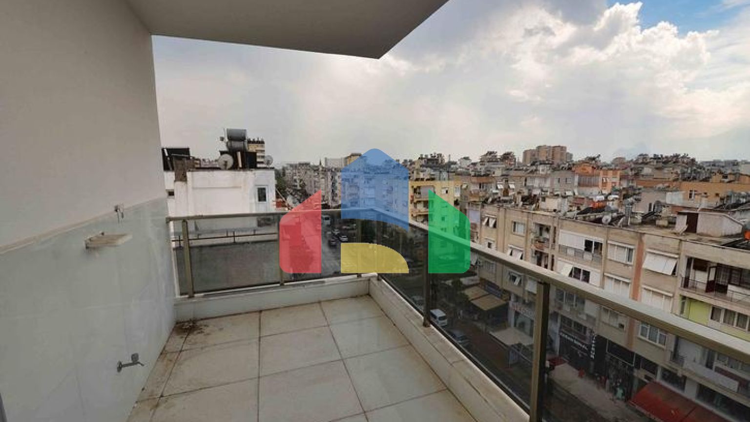 Простора квартира планування 3 + 1 в центрі міста Анталія