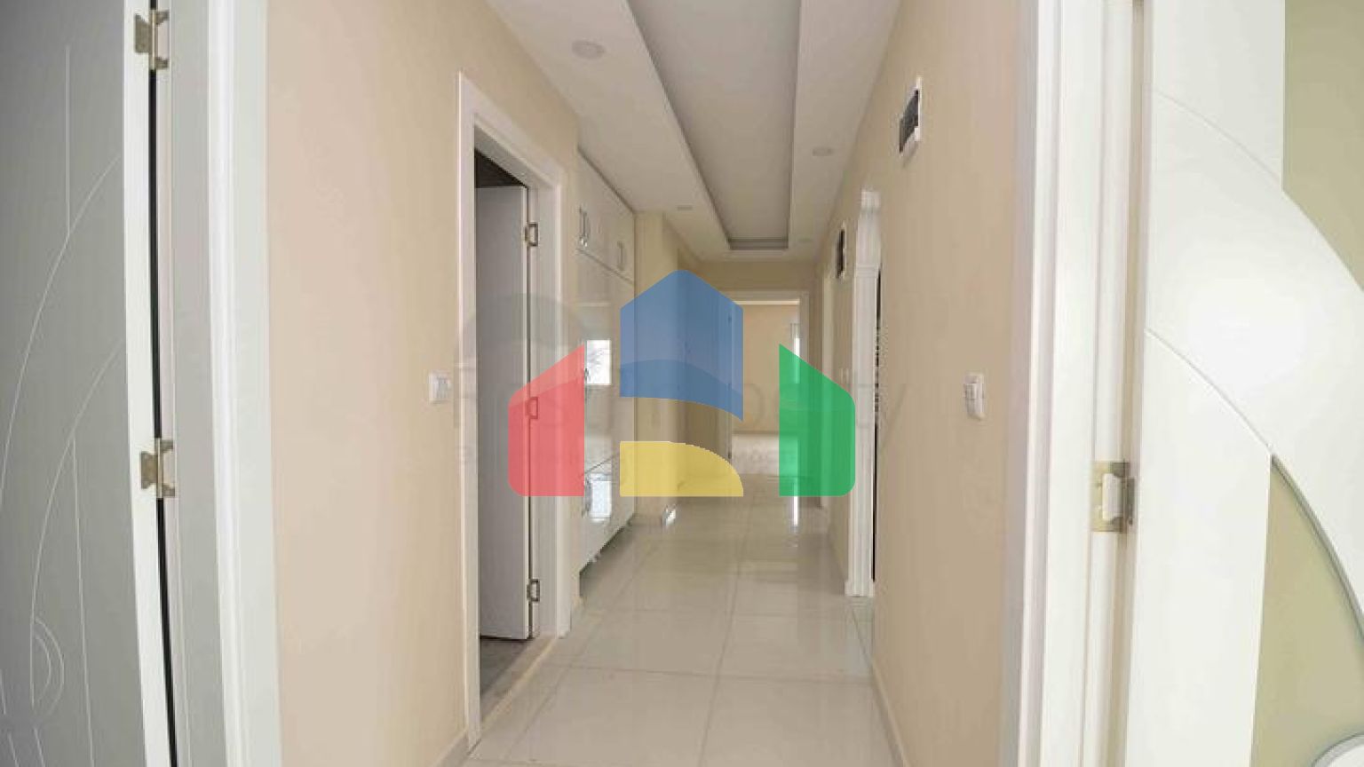 Простора квартира планування 3 + 1 в центрі міста Анталія