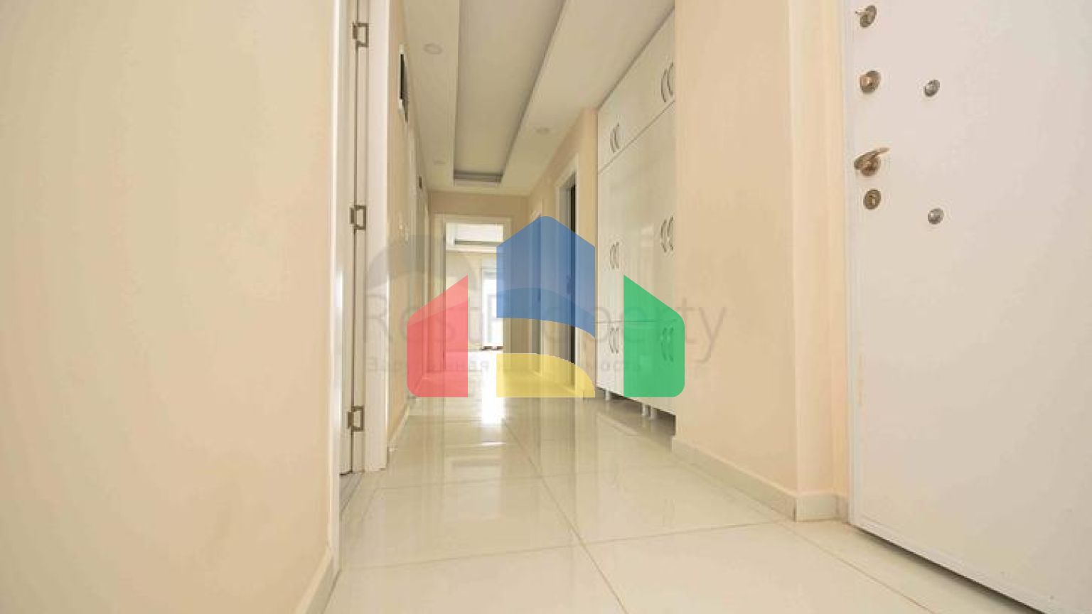 Простора квартира планування 3 + 1 в центрі міста Анталія