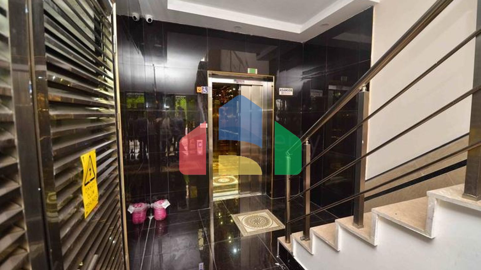 Простора квартира планування 3 + 1 в центрі міста Анталія