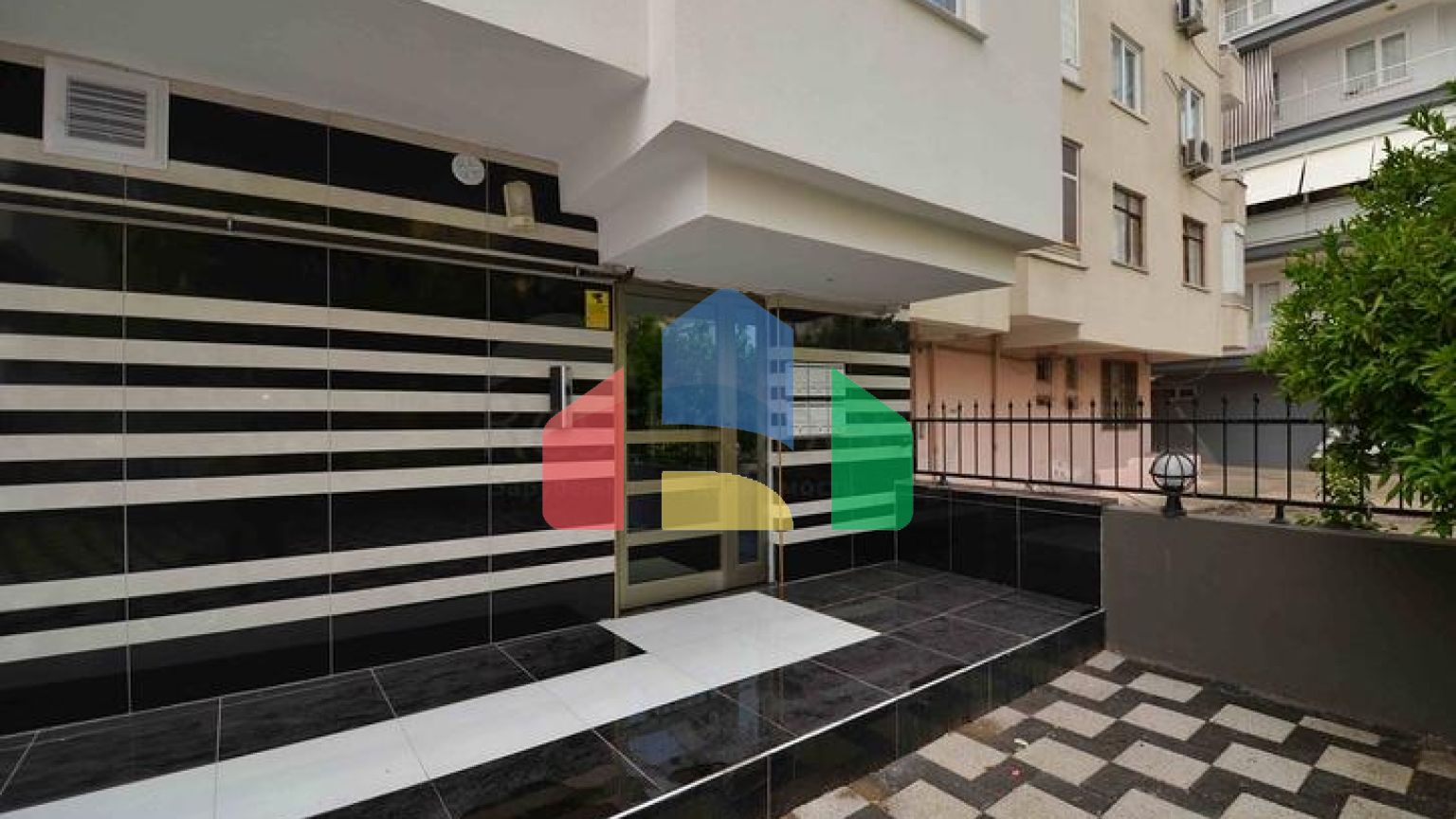 Простора квартира планування 3 + 1 в центрі міста Анталія