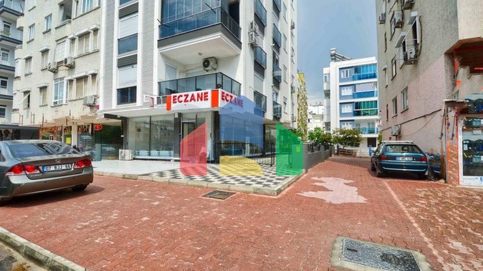 Простора квартира планування 3 + 1 в центрі міста Анталія