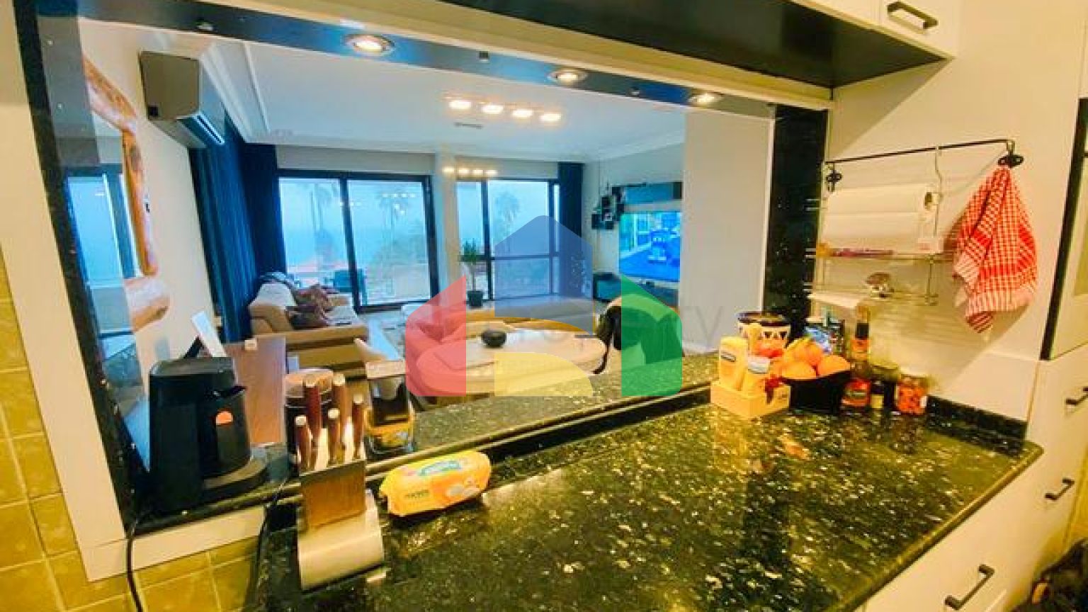 Квартира планировки 3+1 в центре города Анталия