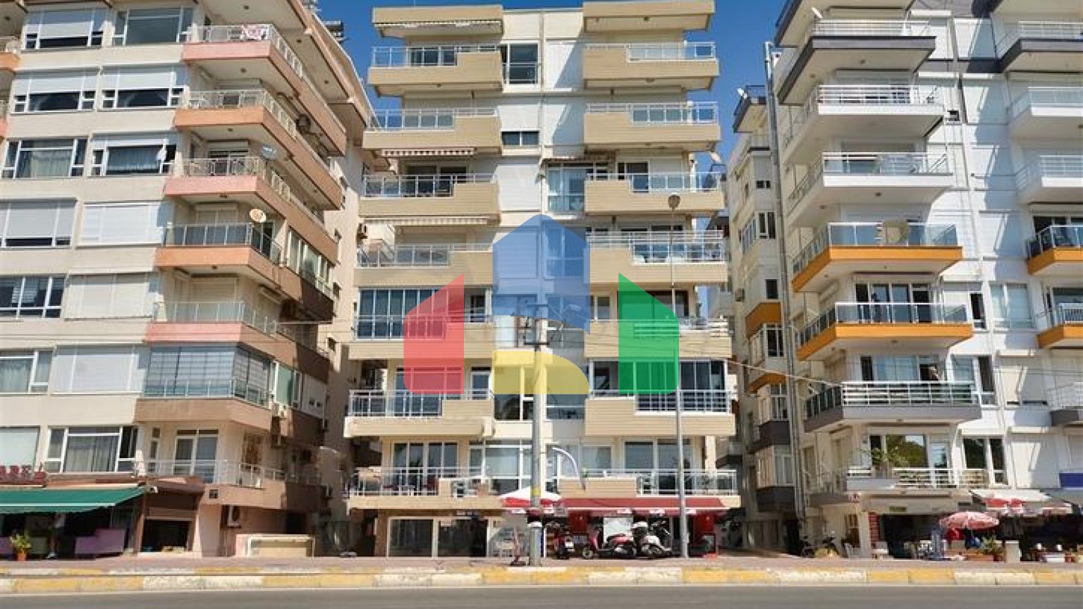 Квартира планировки 3+1 в центре города Анталия