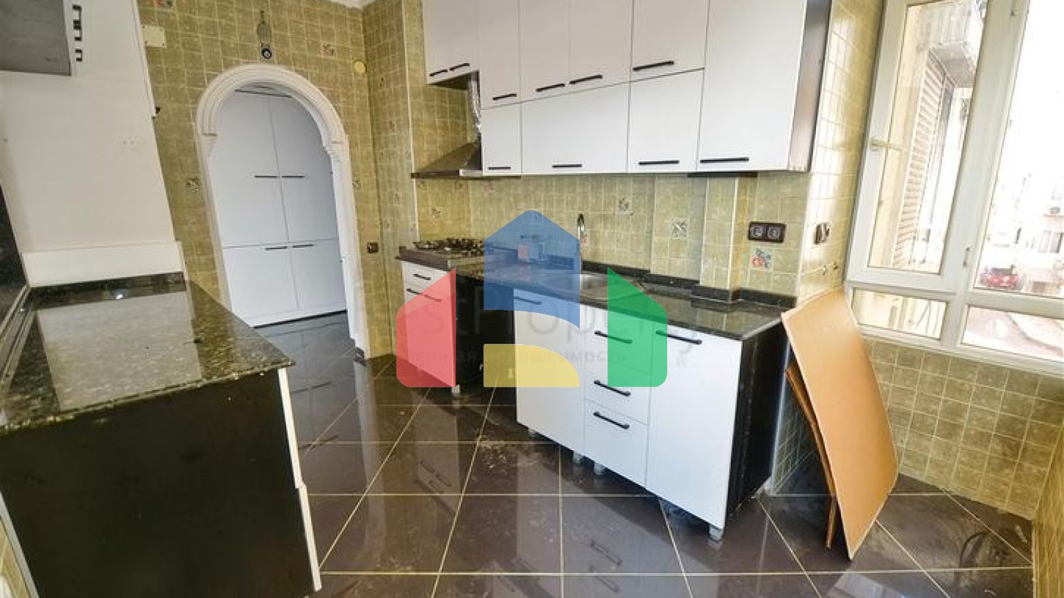 Квартира планировки 3+1 в центре города Анталия