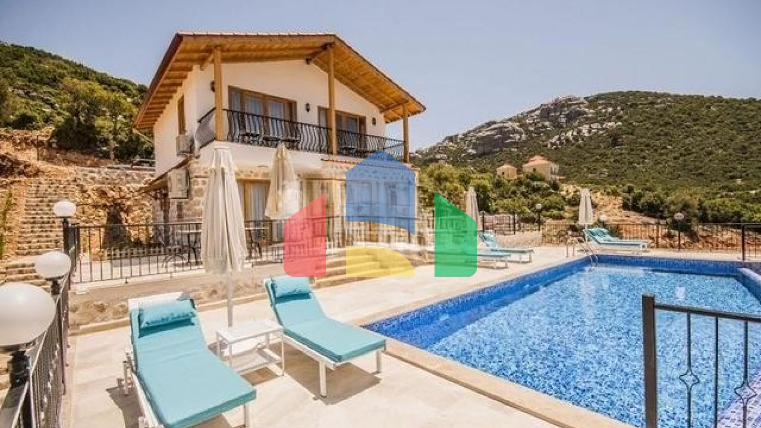 На продаж виставлені дві вілли в районі Каш-Анталія