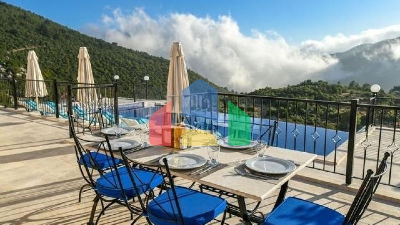 На продаж виставлені дві вілли в районі Каш-Анталія