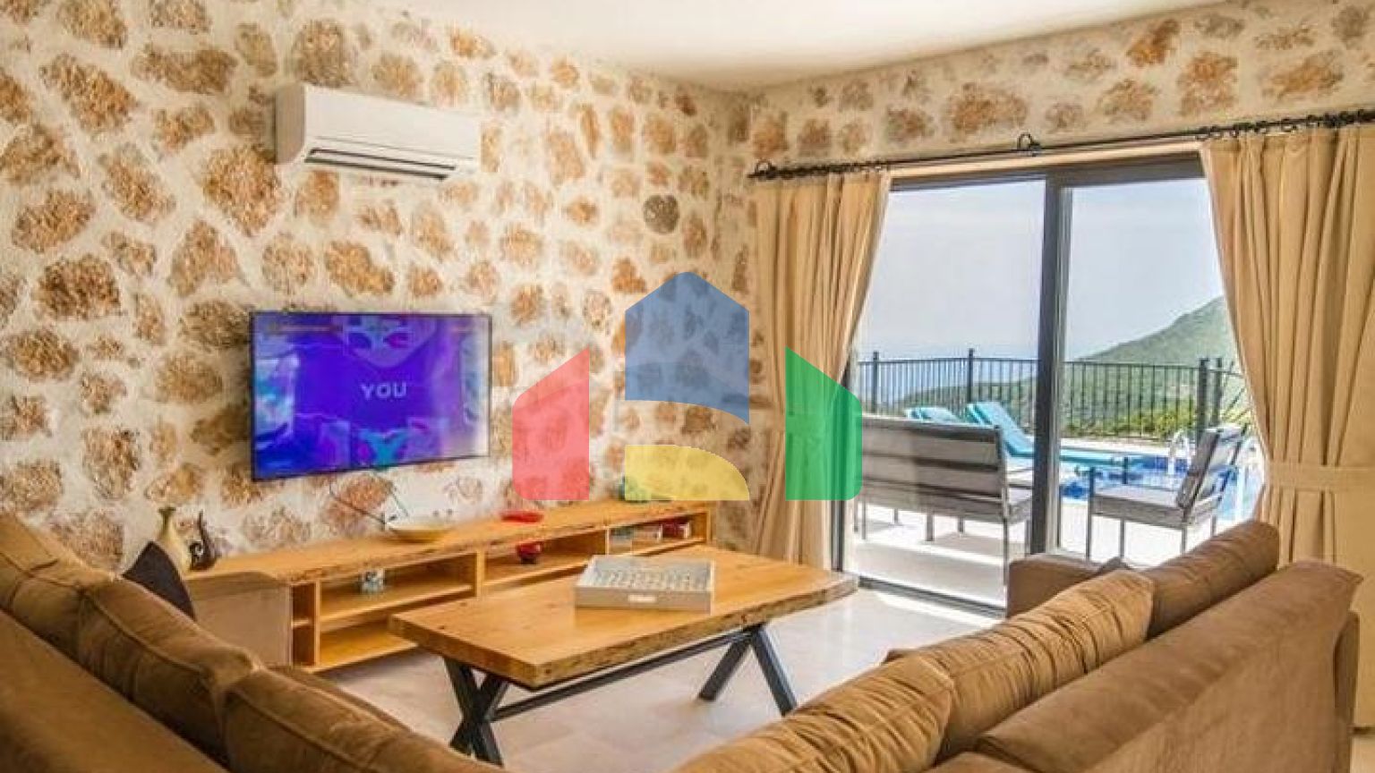 На продаж виставлені дві вілли в районі Каш-Анталія