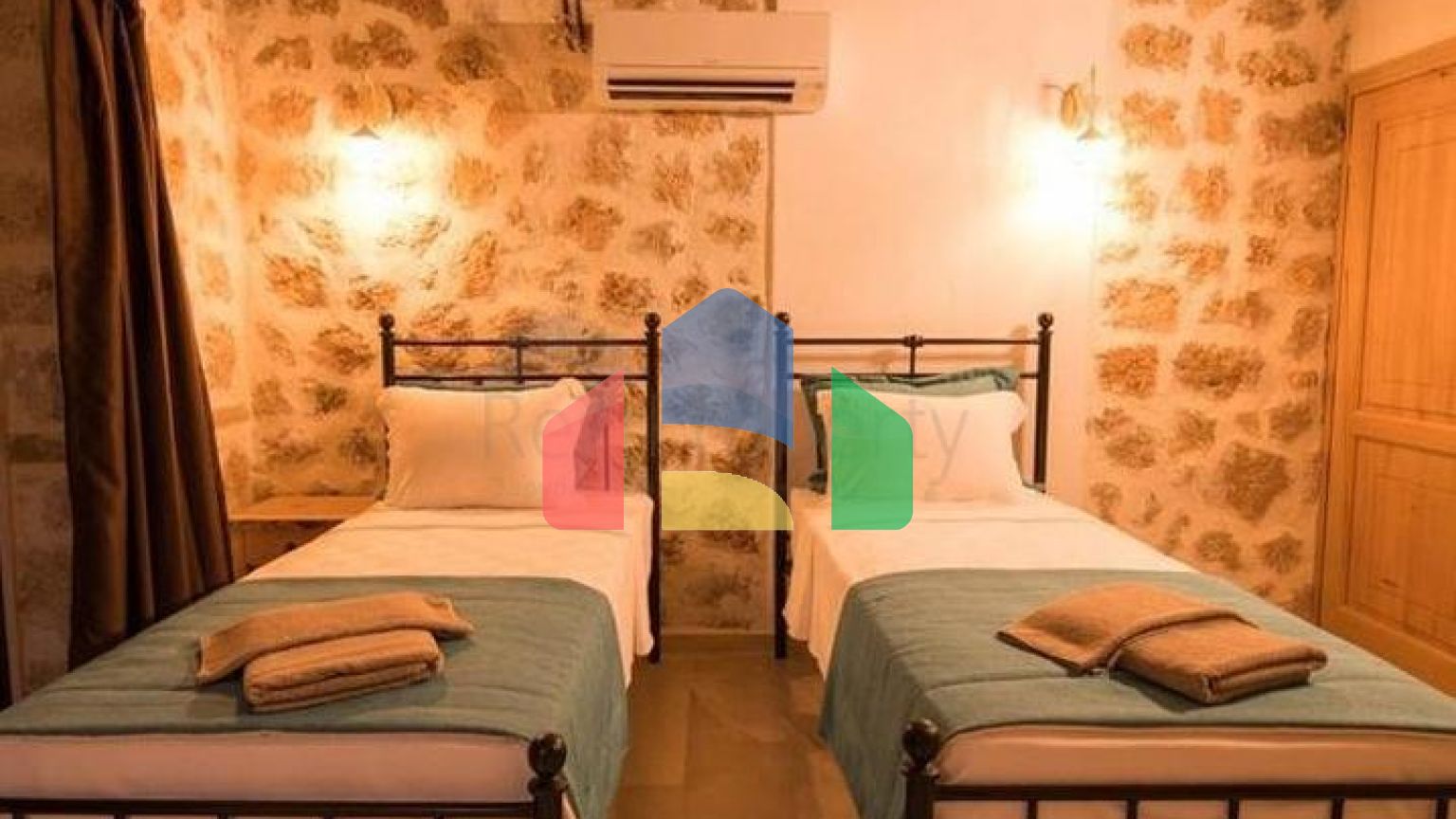 На продаж виставлені дві вілли в районі Каш-Анталія