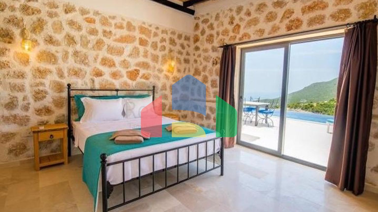 На продаж виставлені дві вілли в районі Каш-Анталія