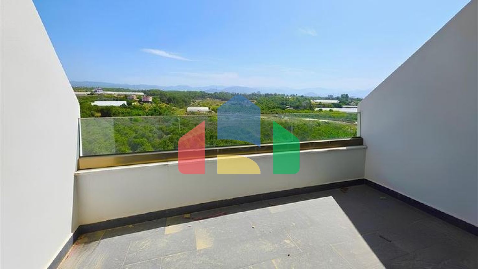 Розкішна квартира біля моря з розвиненою інфраструктурою в Тюрклері