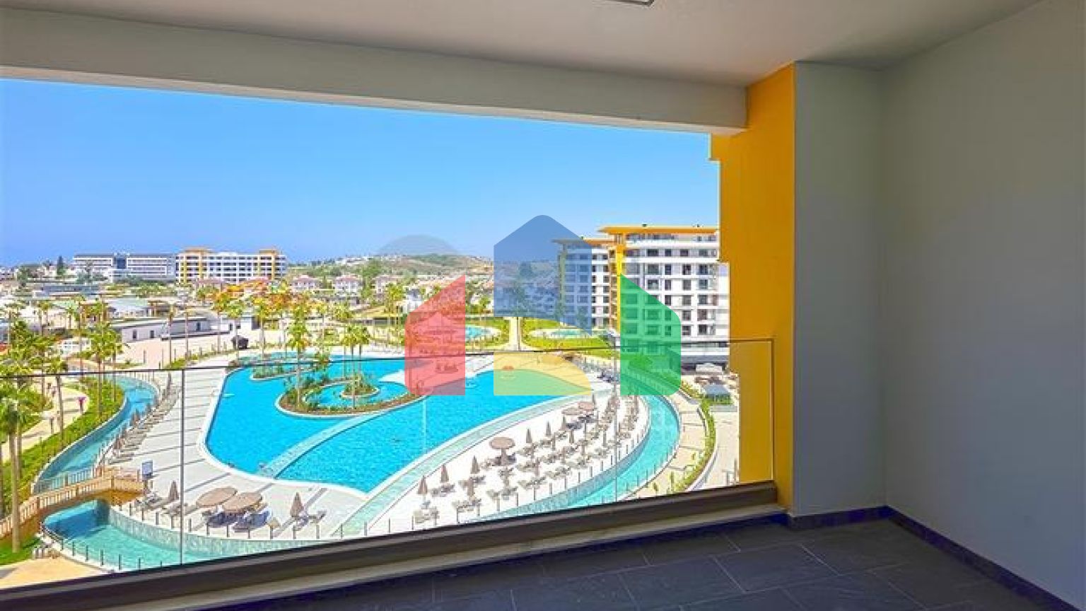 Современные апартаменты 1+1 в престижном комплексе у моря в Тюрклере