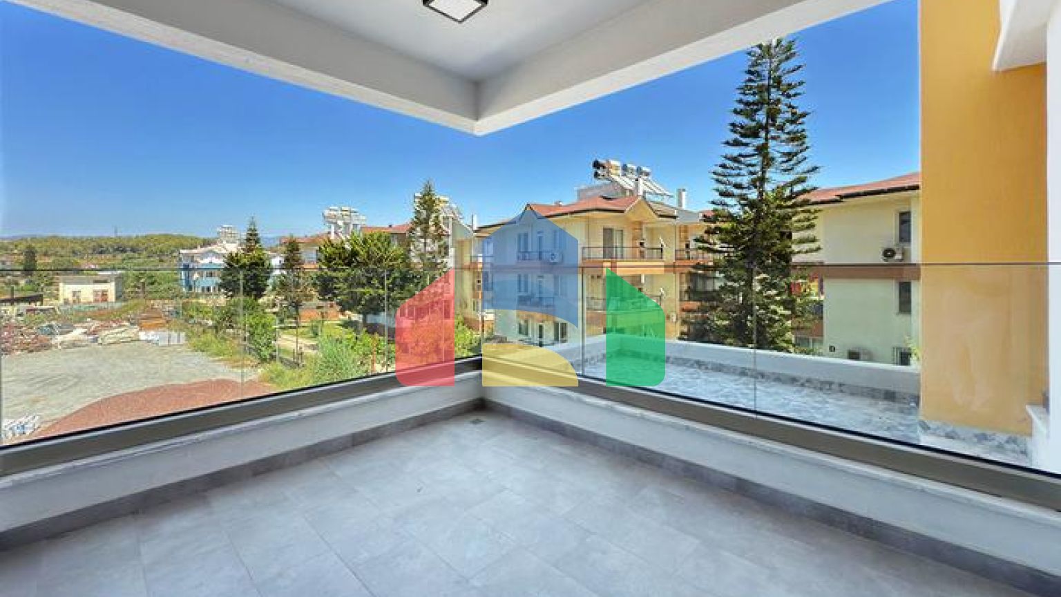 Современная квартира у моря в престижном районе Турклер