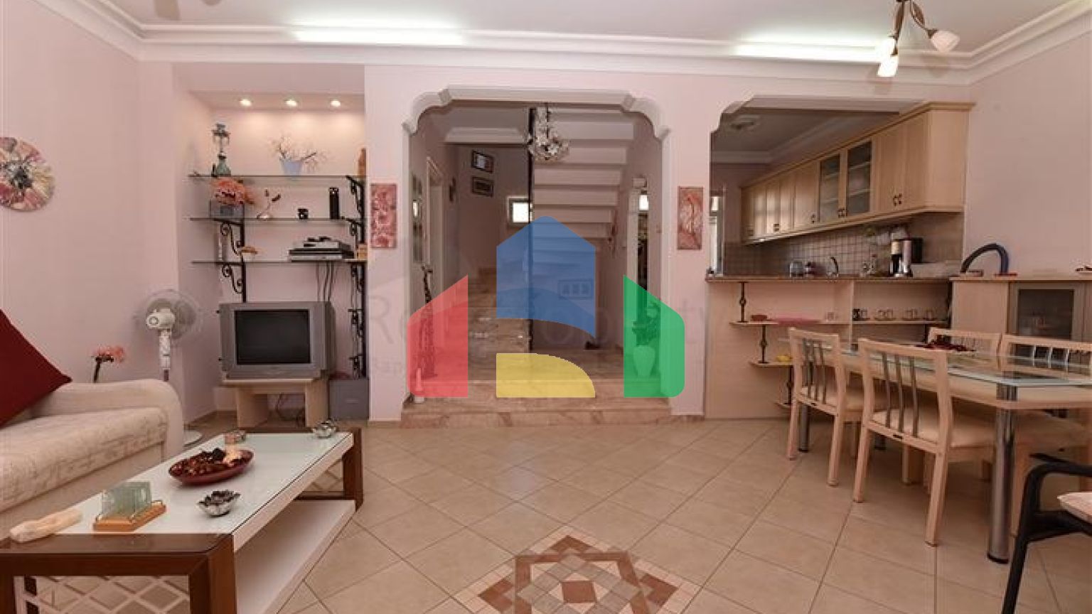 Просторная вилла  3+1 в Паялларе  – комфорт и уют рядом с морем