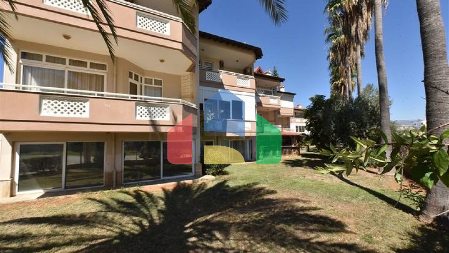 Просторная вилла  3+1 в Паялларе  – комфорт и уют рядом с морем