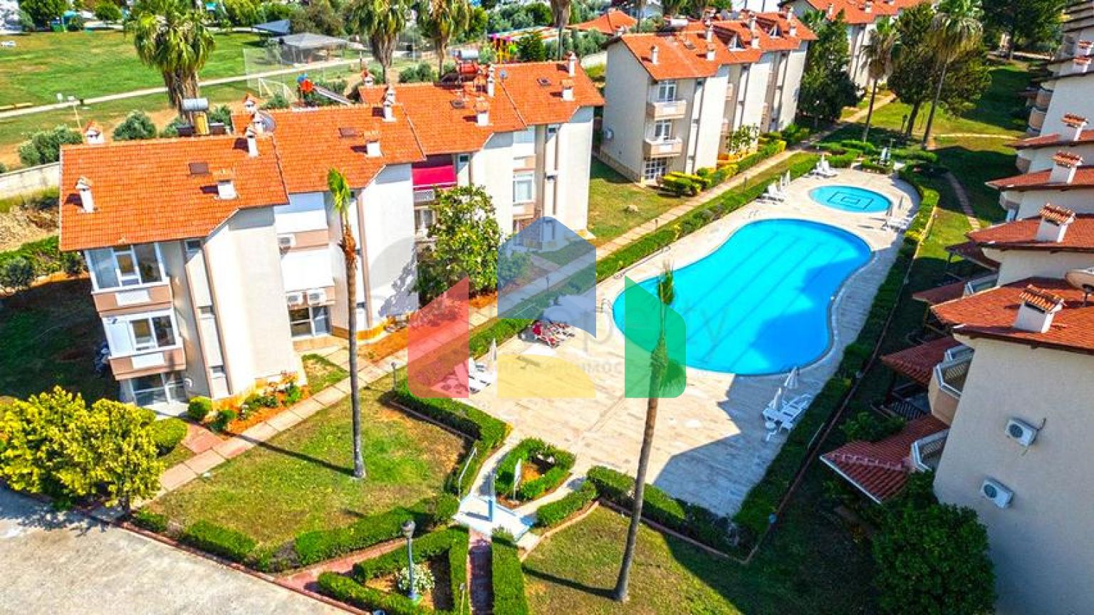 Простора мебльована вілла всього в 50 м від моря в районі Паяллар / Аланья