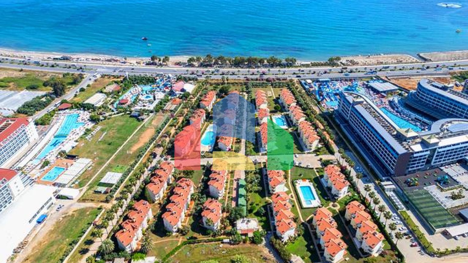 Простора мебльована вілла всього в 50 м від моря в районі Паяллар / Аланья