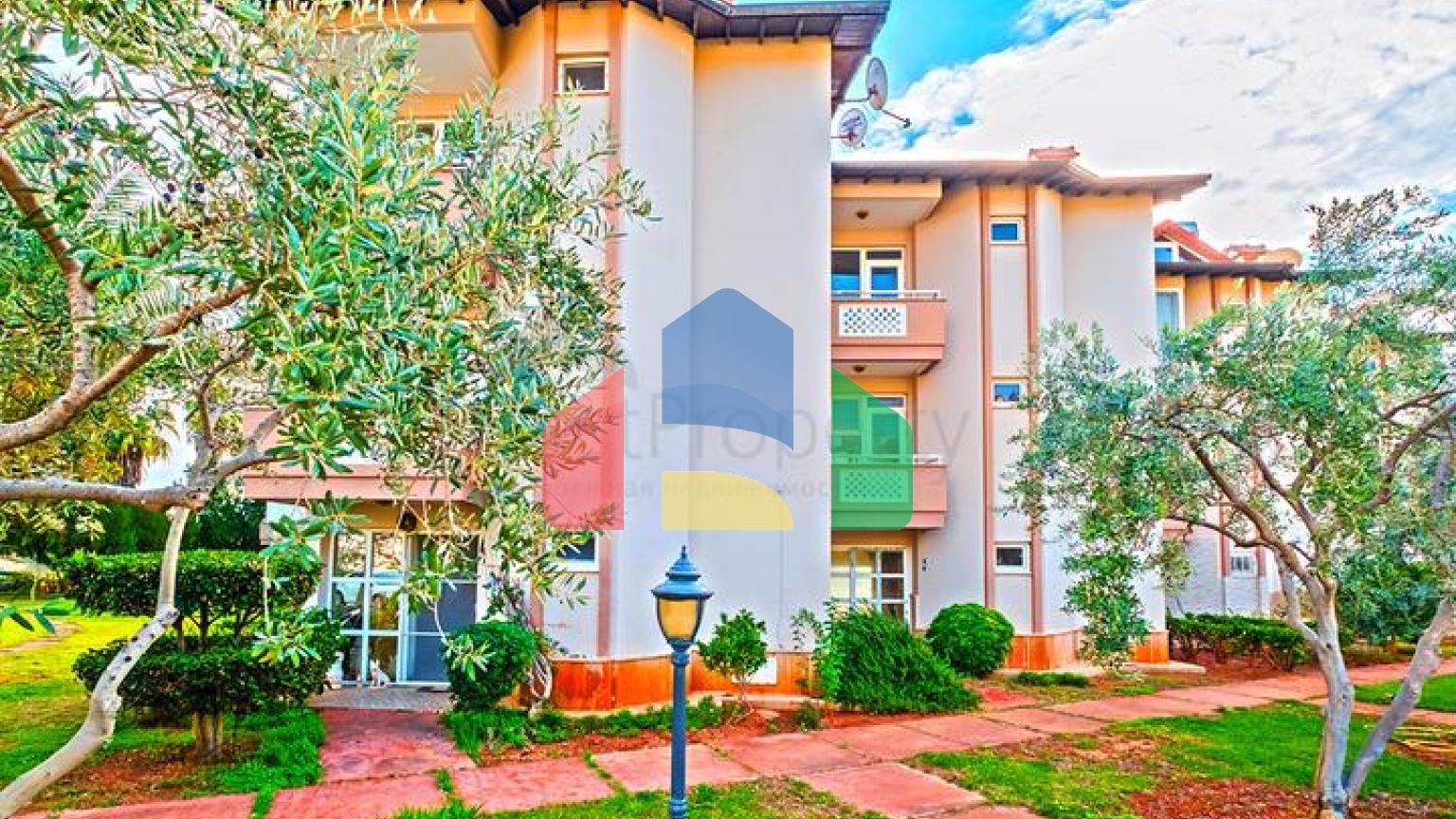 Простора мебльована вілла всього в 50 м від моря в районі Паяллар / Аланья