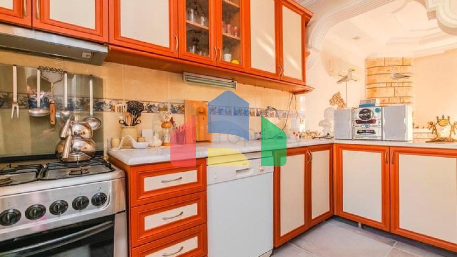 Простора мебльована вілла всього в 50 м від моря в районі Паяллар / Аланья