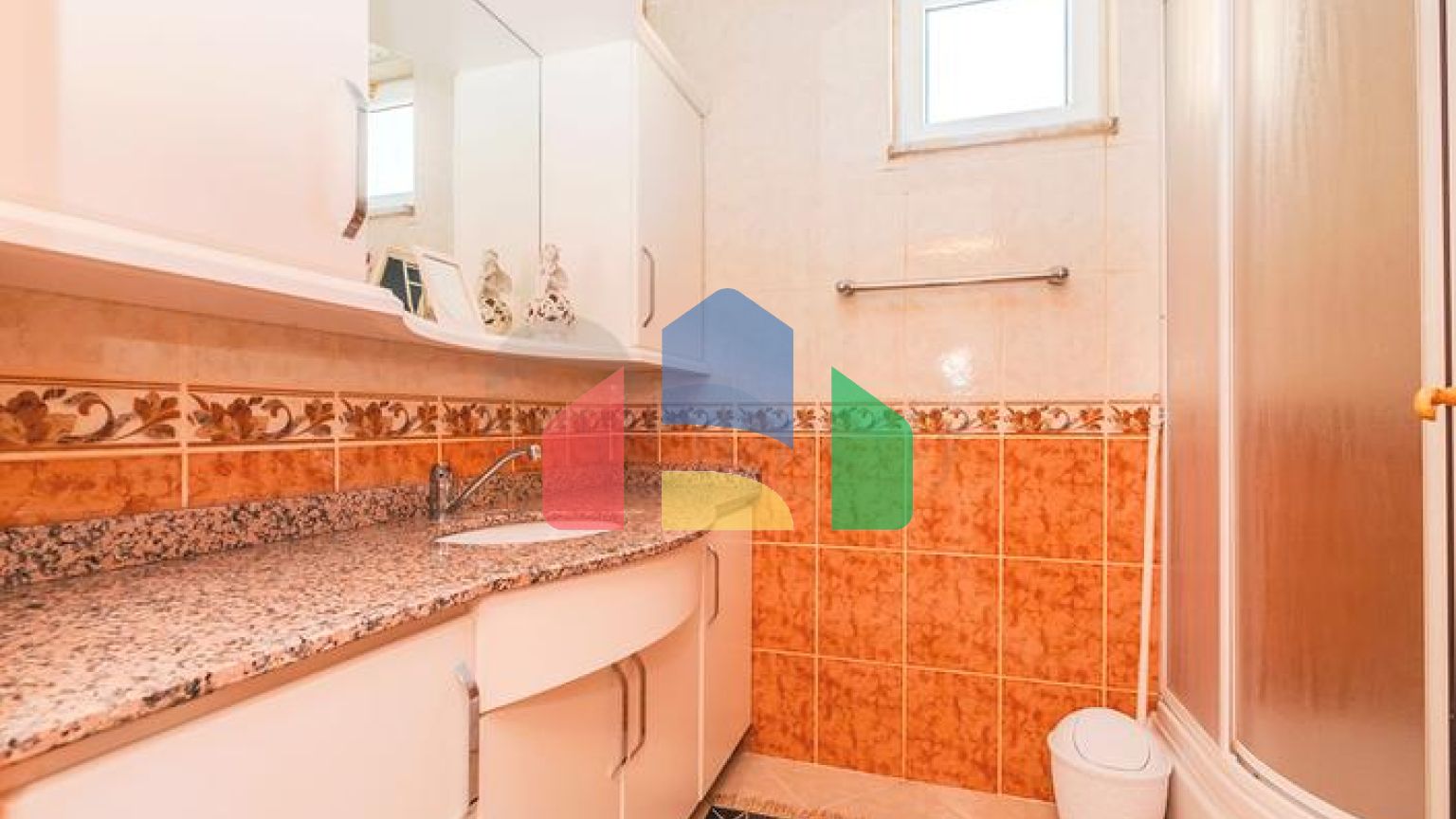 Простора мебльована вілла всього в 50 м від моря в районі Паяллар / Аланья