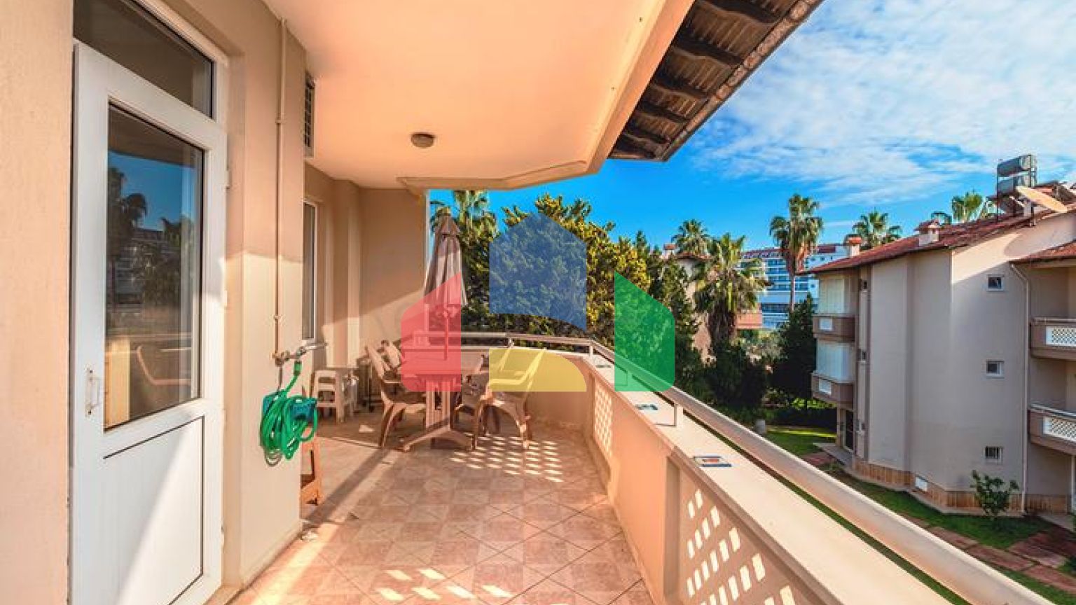 Простора мебльована вілла всього в 50 м від моря в районі Паяллар / Аланья