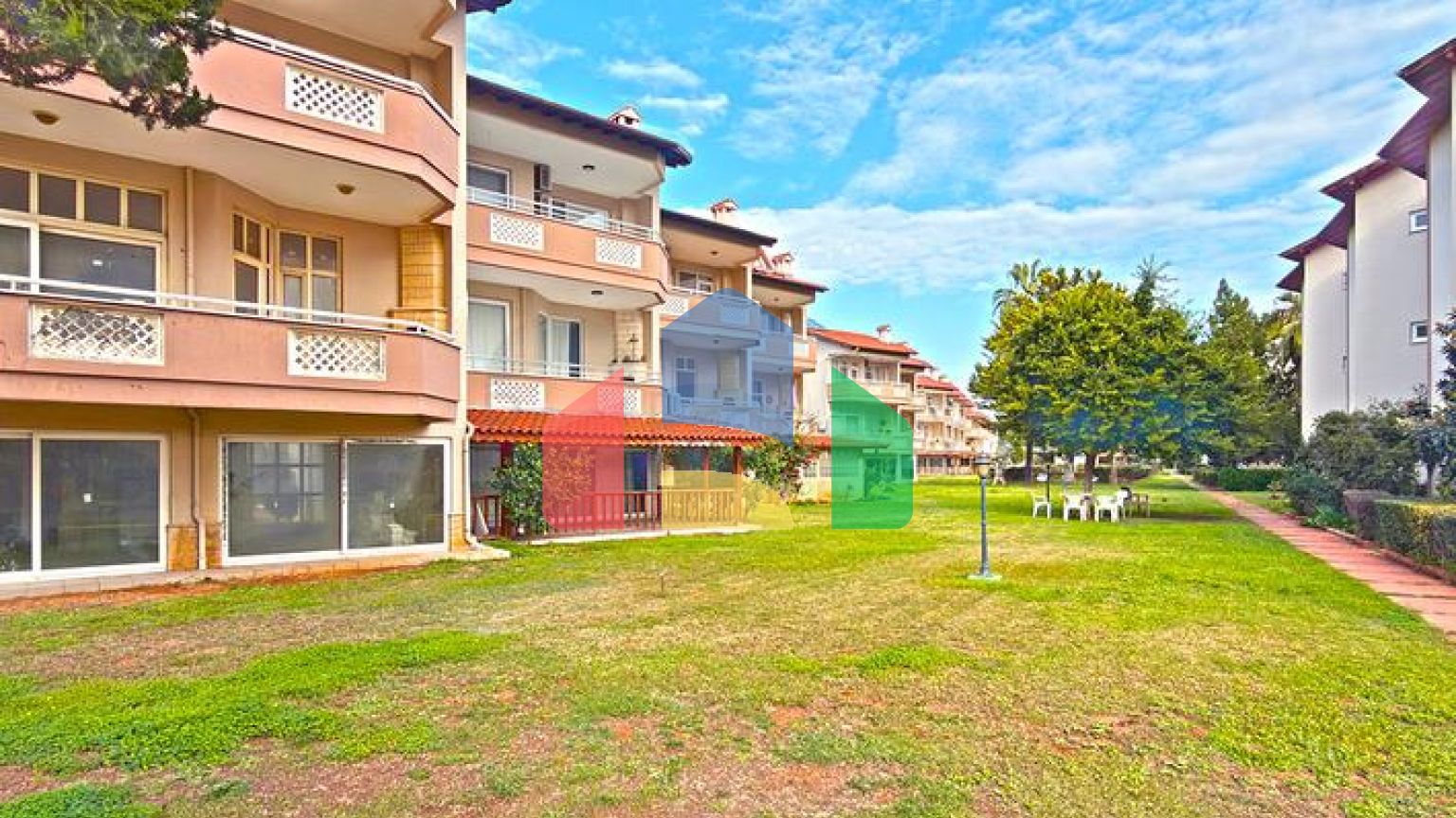 Простора мебльована вілла всього в 50 м від моря в районі Паяллар / Аланья