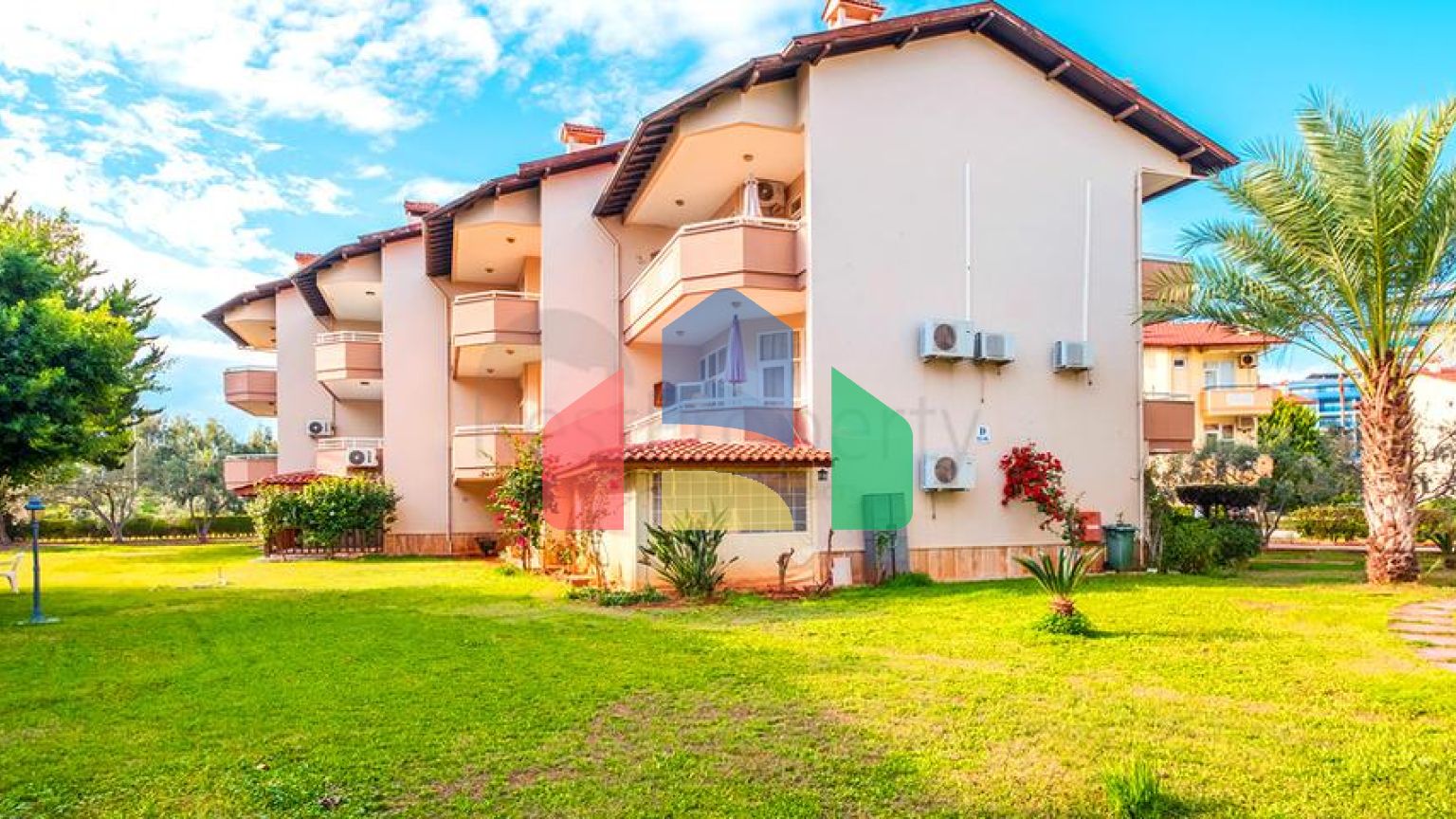 Простора мебльована вілла всього в 50 м від моря в районі Паяллар / Аланья