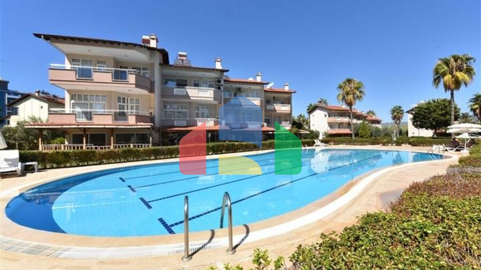 Простора мебльована вілла всього в 50 м від моря в районі Паяллар / Аланья