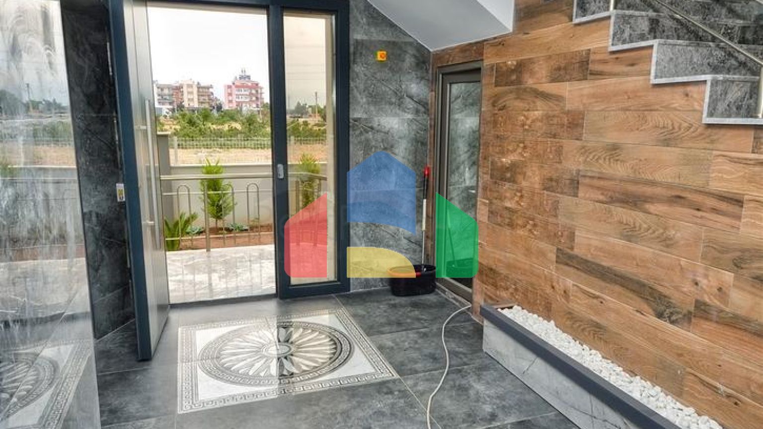 Будівля, що має 4 квартири в районі Дошемеалти-Анталія