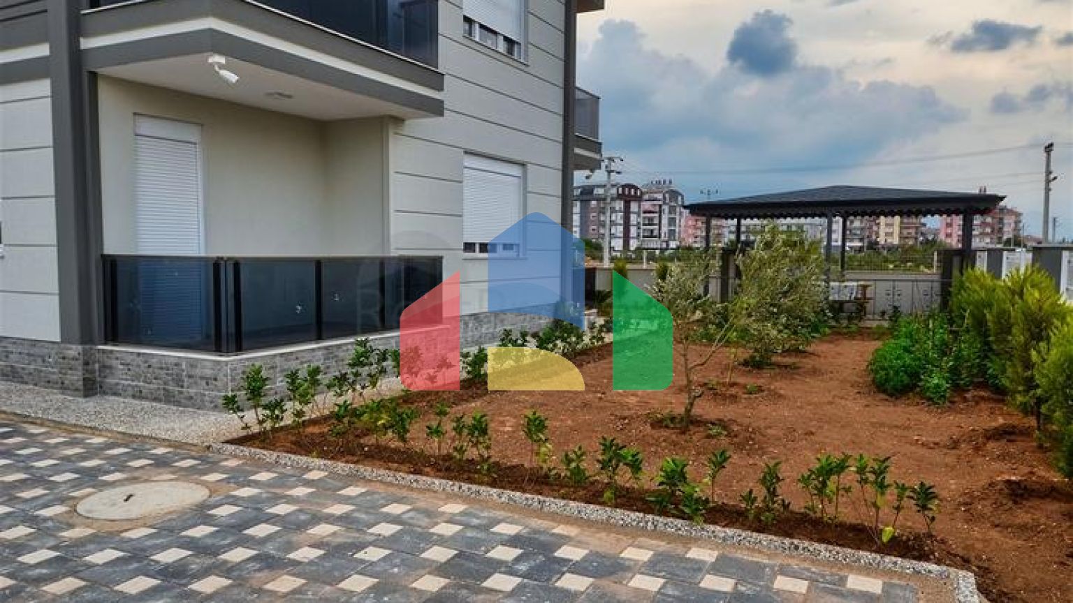 Будівля, що має 4 квартири в районі Дошемеалти-Анталія