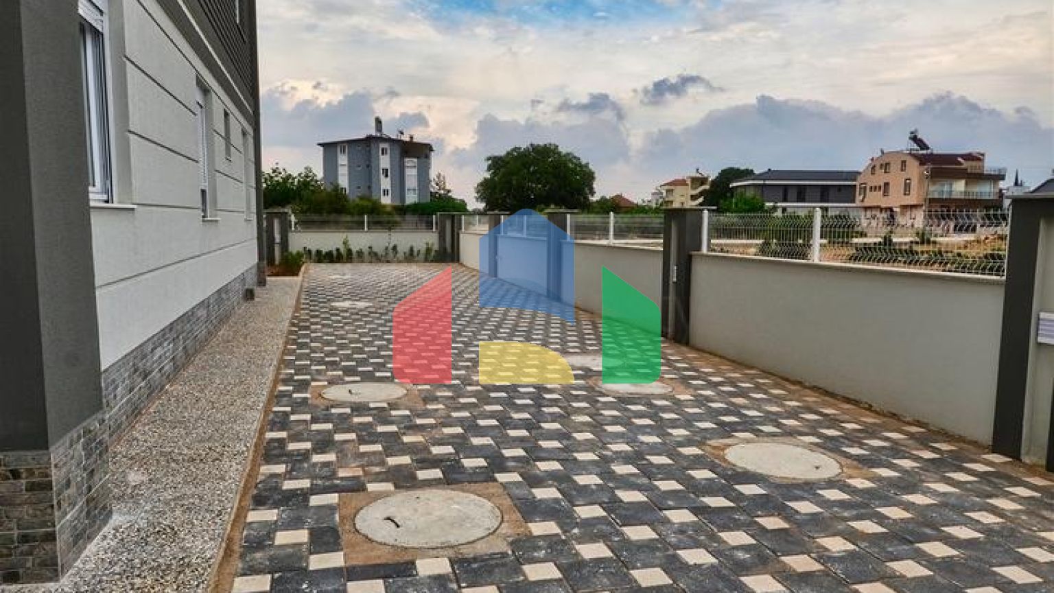 Будівля, що має 4 квартири в районі Дошемеалти-Анталія