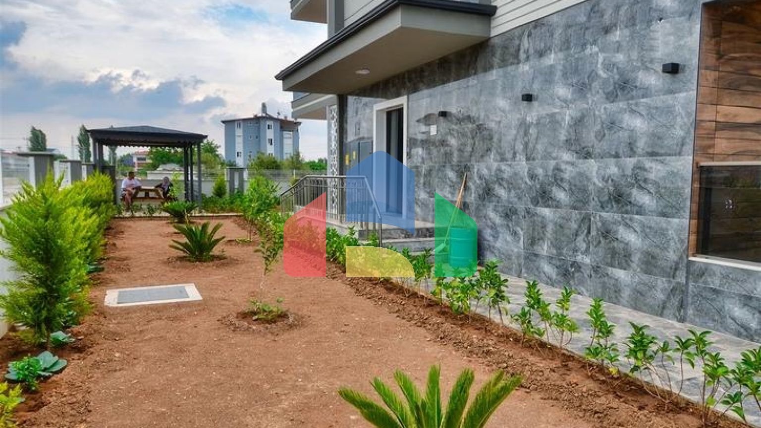 Будівля, що має 4 квартири в районі Дошемеалти-Анталія